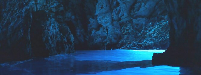 Trip Rumänien Reisetipps - Die Blaue Grotte von Bisevo in Kroatien ist nur per Boot erreichbar. Atemberaubend schön fasziniert dieses Naturphänomen in leuchtenden intensiven Blautönen. Ein idyllisches Highlight der vorzüglich geführten Speedboot-Tour im Adria Inselparadies, mit fantastisch facettenreicher Unterwasserwelt. Die Blaue Grotte ist ein Naturwunder, das auf der kroatischen Insel Bisevo zu finden ist. Sie ist berühmt für ihr kristallklares Wasser und die einzigartige bläuliche Farbe, die durch das Sonnenlicht in der Höhle entsteht. Die Blaue Grotte kann nur durch eine Bootstour erreicht werden, die oft Teil einer Fünf-Insel-Tour ist.