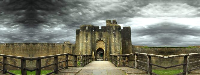 Trip Rumänien Reisetipps - Caerphilly Castle - ein Bollwerk aus dem 13. Jahrhundert in Wales, Vereinigtes Königreich. Mit einem aufsehenerregenden Turm, der schiefer ist wie der Schiefe Turm zu Pisa. Wie jede Burg mit Prestige, hat sie auch einen Geist, „The Green Lady“ spukt in den Gemächern, wo ihr Geliebter den Tod fand. Wo man in Wales oft – und nicht ohne Grund – das Gefühl hat, dass ein Schloss ziemlich gleich ist, ist Caerphilly Castle bei Cardiff eine sehr willkommene Abwechslung. Die Burg ist nicht nur deutlich größer, sondern auch älter als die Burgen, die später von Edward I. als Ring um Snowdonia gebaut wurden.