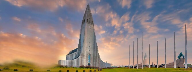 Trip Rumänien Reisetipps - Hallgrimskirkja in Reykjavik, Island – Lutherische Kirche in beeindruckend martialischer Betonoptik, inspiriert von der Form der isländischen Basaltfelsen. Die Schlichtheit im Innenraum erstaunt, bewegt zum Innehalten und Entschleunigen. Sensationelle Fotos gibt es bei Polarlicht als Hintergrundkulisse. Die Hallgrim-Kirche krönt Islands Hauptstadt eindrucksvoll mit ihrem 73 Meter hohen Turm, der alle anderen Gebäude in Reykjavík überragt. Bei keinem anderen Bauwerk im Land dauerte der Bau so lange, und nur wenige sorgten für so viele Kontroversen wie die Kirche. Heute ist sie die größte Kirche der Insel mit Platz für 1.200 Besucher.