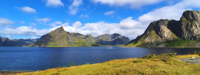 Trip Rumänien Reisetipps - Die Lofoten Inseln Norwegen – Skandinaviens eiskalte Schönheit fasziniert mit atemberaubenden Nordlichtern und geradezu außerirdisch imposanten Gebirgskulissen. Land der Mitternachtssonne am Polarkreis, ein Paradies für Wanderer, Naturfreunde, Hobbyfotografen und Instagram er/innen. Die Lofoten gehören zu Norwegen und liegen nördlich des Polarkreises. Erfahren Sie hier, was für eine einzigartige Landschaft die Lofoten zu bieten haben und was Sie dort erwartet. Vorsicht akutes Fernweh! Die meisten von Ihnen kennen wahrscheinlich die Lofoten. Man stellt sich malerische Fischerdörfer vor, umgeben von hohen Bergen und tiefblauen Fjorden.