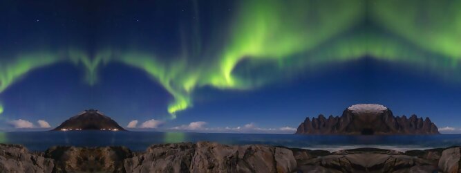Trip Rumänien Reisetipps - Polarlichter Norwegen Tromso - Skandinaviens eiskalte Schönheit fasziniert mit atemberaubenden Nordlichtern und geradezu außerirdisch imposanten Gebirgskulissen. Land der Mitternachtssonne am Polarkreis, ein Paradies für Wanderer, Naturfreunde, Hobbyfotografen und Instagram er/innen. Tromsø liegt unter dem sogenannten „Nordpollichtoval“, das den magnetischen Nordpol wie ein Ring oder Gürtel umschließt. Hier wird das Polarlicht auch Aurora Borealis genannt. Aufgrund der Struktur des Erdmagnetfeldes sind sie in dieser Region auch in Zeiten geringer Sonnenaktivität besonders häufig und intensiv zu beobachten.