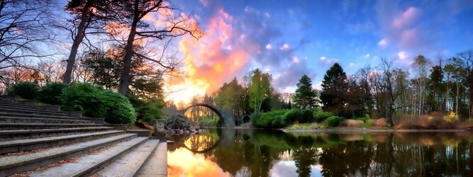 Trip Rumänien Reisetipps - Teufelsbrücke wird die Rakotzbrücke in Kromlau, Deutschland, genannt. Ein mystischer, idyllischer wunderschöner Ort; eine wahre Augenweide, wenn sich der Brücken Rundbogen im See spiegelt und zum Kreis vervollständigt. Ein märchenhafter Besuch, im blühenden Azaleen & Rhododendron Park. Der Azaleen- und Rhododendronpark Kromlau ist ein ca. 200 ha großer Landschaftspark im Ortsteil Kromlau der Gemeinde Gablenz im Landkreis Görlitz. Er gilt als die größte Rhododendren-Freilandanlage als Landschaftspark in Deutschland und ist bei freiem Eintritt immer geöffnet. Im Jahr 1842 erwarb der Großgrundbesitzer Friedrich Hermann Rötschke, ein Zeitgenosse des Landschaftsgestalters Hermann Ludwig Heinrich Fürst von Pückler-Muskau, das Gut Kromlau.