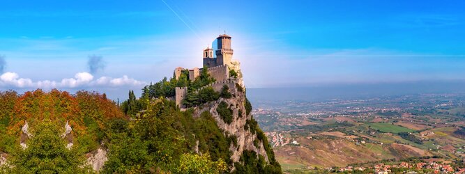 Trip Rumänien Urlaubsdestination - San Marino – Hol ihn dir – den heißbegehrten Einreise-Stempel von San Marino. Nimm deinen Reisepass, besuche die örtliche Tourismusbehörde, hier wird die kleine Trophäe in dein Reisedokument gestempelt, es sieht gut aus und ist eine supertolle Urlaubserinnerung. Dieses neue Trendy-Reiselust-Souvenir passt ausgezeichnet zu den anderen außergewöhnlichen Stempeln deiner vergangenen Reisen. San Marino ist ein sehr interessanter Zwergstaat, eine Enklave, vollständig von Italien umgeben, eine der ältesten bestehenden Republiken und eines der reichsten Länder der Welt. Die beliebtesten Orte für Ferien in San Marino, locken mit besten Angebote für Hotels und Ferienunterkünfte mit Werbeaktionen, Rabatten, Sonderangebote für San Marino Urlaub buchen.